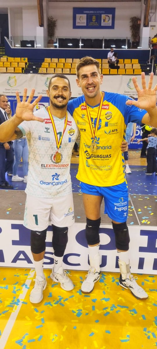 🏐😢🖐️⚔️🎩