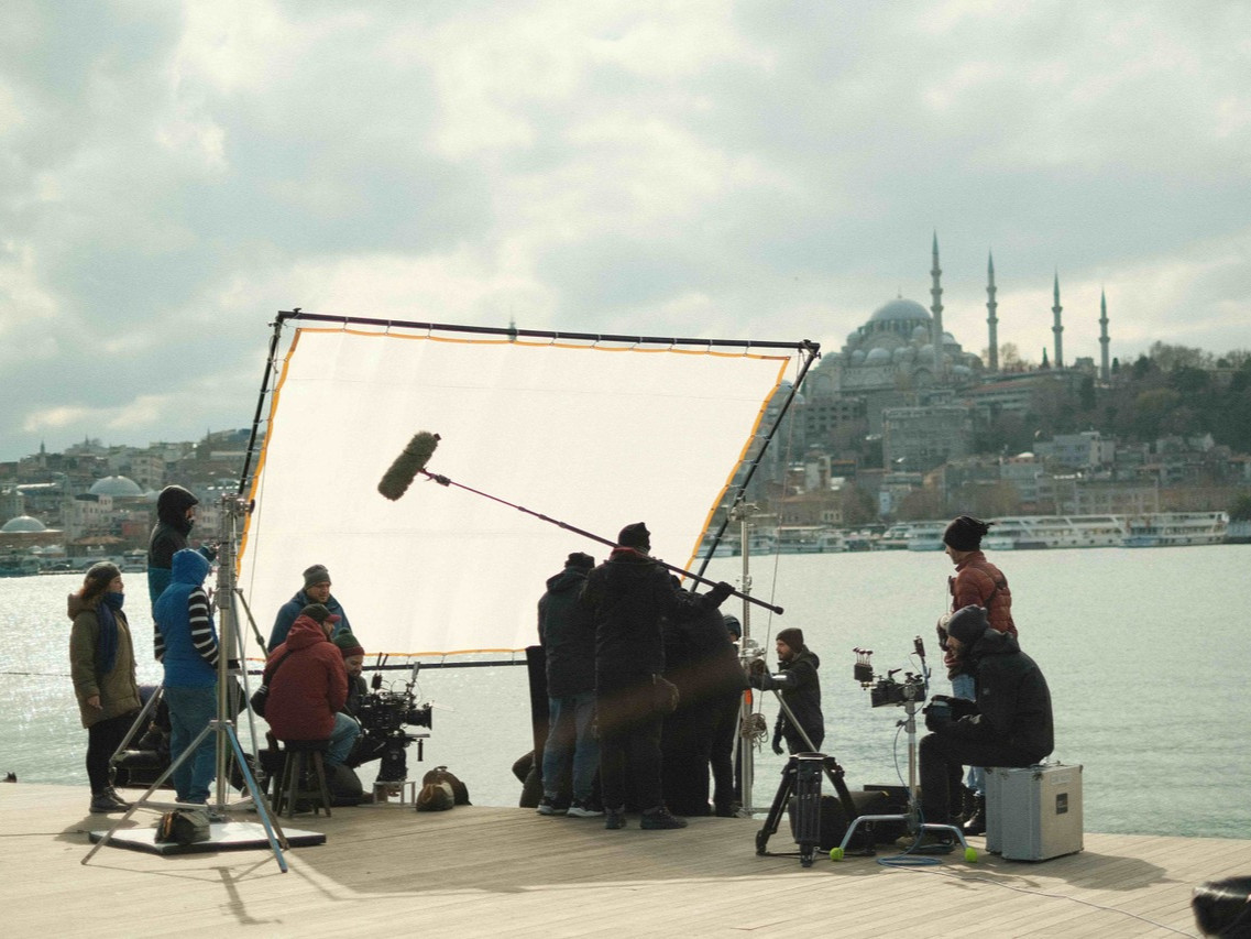 ARRIChannel's tweet image. See the world through the eyes of the #ARRI #ALEXA 35 and take a look at this behind-the-scenes footage of cinematographer Alper Kasap shooting the 8-part miniseries 'Sanzelize Dugun Salonu.' 🎥