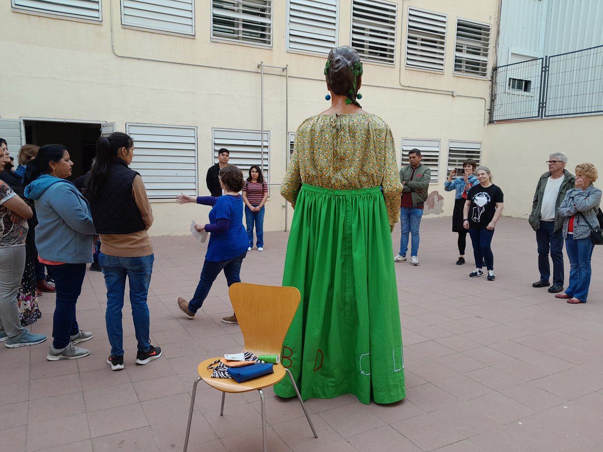 cnlheura's tweet photo. Abans del gran dia, el de la cercavila de les escoles, fem dos assajos al Centre Cívic del Fondo amb l' @epfosch  com a cap de colla. https://t.co/G9hDVVNLMr