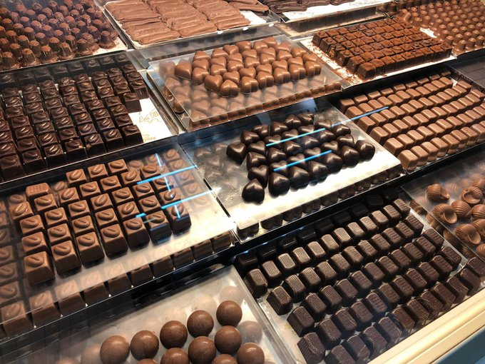 ZaragozaTurismo's tweet photo. ¡No hay mejor forma de empezar la semana que con CHOCOLATE 😋!

Si te acercas a nuestras oficinas durante tu visita,  puedes adquirir el bono #Chocopass 

☕ 5 degustaciones con uno de los productos estrella 🤩 de nuestra gastronomía.

https://t.co/ayXL5uxgLh

#ZGZtequiere 🧡 https://t.co/ckClmFiclc