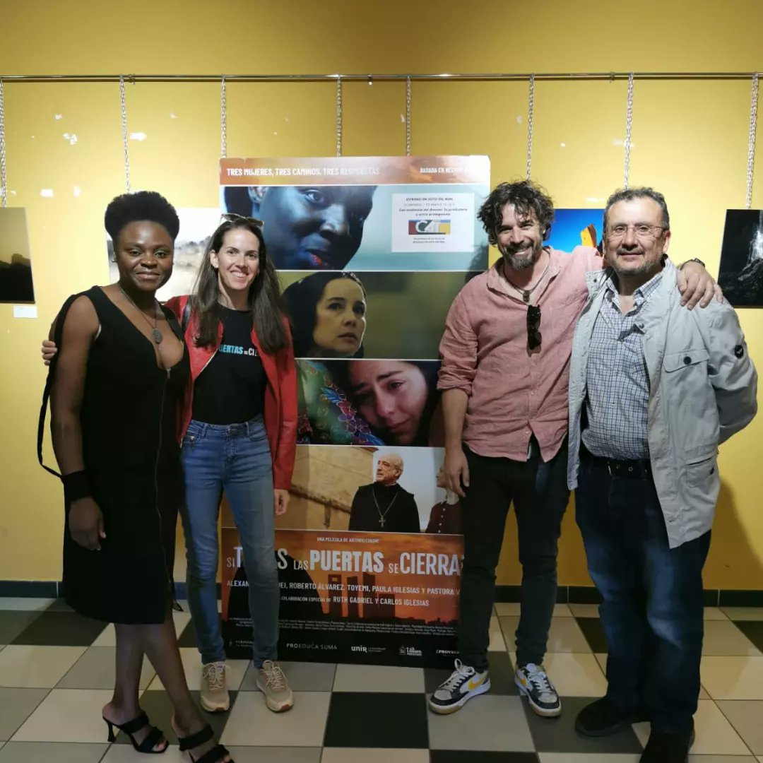 UlisesProducci1's tweet photo. Gran éxito en @Soto_delreal de #sitodaslaspuertassecierran en nuestro 4° fin de semana en #cines
Con @jacobomun y Madele Tonzhez
@hermanasoblatas
@SignisHispania
@UlisesProducci1
@unfranco14
@robertoactor https://t.co/xJwUiqGx5X