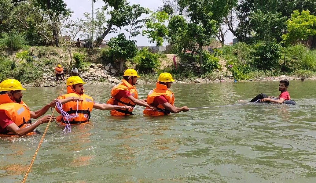 दिनांक 07/05/2023 
सहारनपुर बड़ी नहर में मॉक ड्रिल कार्यक्रम का आयोजन अनीश कुमार आपदा मित्र द्वारा किया गया।
@UPGovt @uppolice @rahat_up @sdrf_up @SaharanpurDm @YuvaSaharanpur @Nyksindia @YASMinistry @digsaharanpur @NDRFHQ @AmitShahOffice