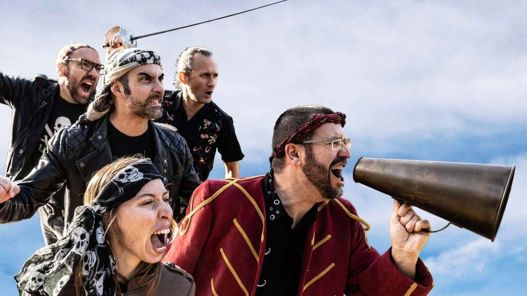 RadioSENSATIONS's tweet photo. LES PIRATES ATTAQUENT ! 
Où ça ? 
à @labatterie78, Pôle Musiques de #Guyancourt, le 𝐦𝐞𝐫𝐜𝐫𝐞𝐝𝐢 𝟏𝟎 𝐦𝐚𝐢 𝐚̀ 𝟏𝟓𝐡  ! 
Avec Nicolas Berton &amp; Liz Cherhal
et leurs complices...
Tonnerre de Brest, tous à l'abordage !
INFOS ➡ https://t.co/kFP7fqaw1z https://t.co/3MXSudrFCp