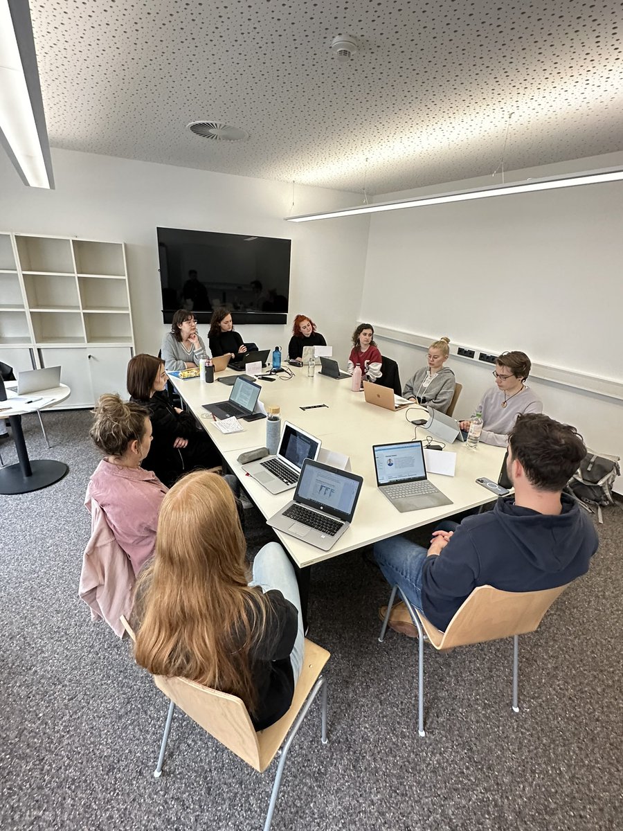 ZeitelBank's tweet photo. Masterstudierende der @uniinnsbruck v. Wahlpaket Medienpraxis am @medieninst_uibk  bereiten das Uni-Panel  beim @JournalismusIBK vor &amp; moderieren die Diskussion mit Führungskräften vom BR- @DaubnerC ORF Klaus Unterberger -@publicvalue &amp; jungen Journalistinnen von FUNK &amp; ORF. https://t.co/D8OOzA51D1