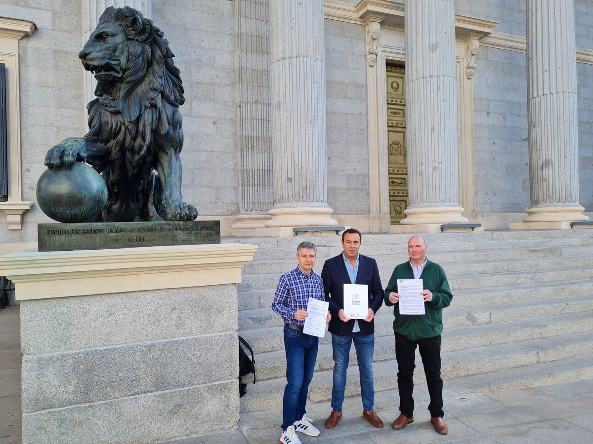 CSIFnacional's tweet image. Hoy presentamos en el @Congreso_Es una Iniciativa Legislativa Popular para que los #EmpleadosPúblicos recuperen las pagas extras íntegras.

#CSIF es el único sindicato que siempre ha defendido en la negociación la derogación de estos recortes.

Apoya con tu firma esta iniciativa.