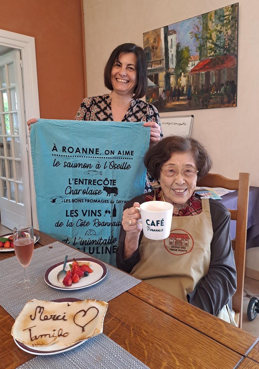 French_Courses_'s tweet photo. Vendredi, nous avons fêté le dernier jour de Tamiko, la reine des Trois Ponts. Elle est venue étudier dans notre école pendant 30ans ! 
Merci Tamiko pour toutes ces années à nos côtés !🥰 https://t.co/kgP0L7c8VF