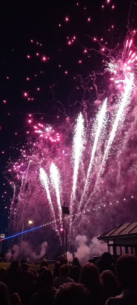 Simon De Vey's hosted #CoronationDay fireworks 🎇 by the brilliant Blaze Pyrotechnics team 
Paignton Green South Devon 🇬🇧

Photo credits must go to my wife - she has a much better phone camera than me ! 🙂