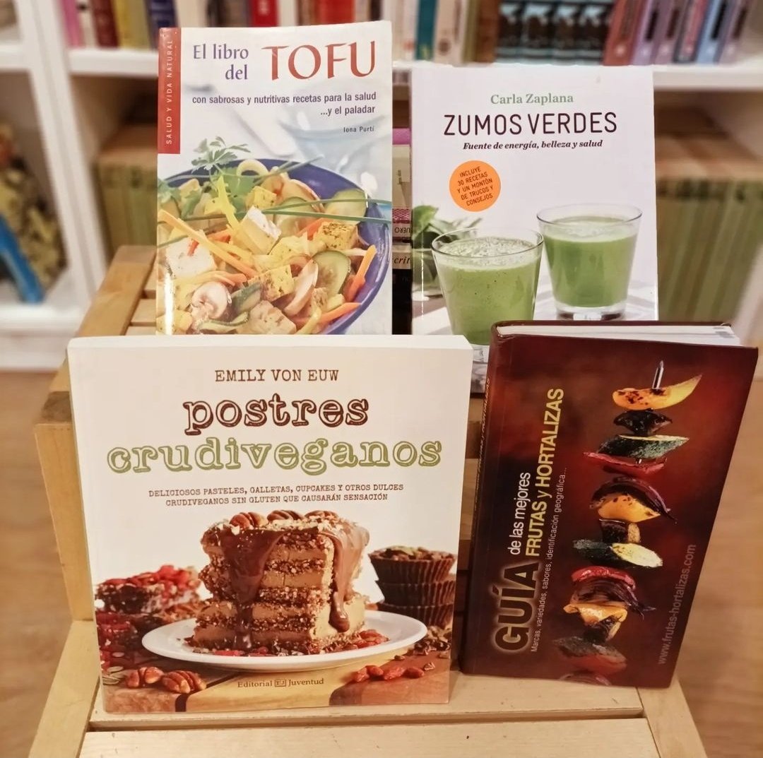 ReReadTarragona's tweet photo. Tenim uns quants llibres de cuina que no paren de donar-nos gana!
Per a mostra, alguns de CUPCAKES 😋 i alguns de receptes veganes 😍. Us estàn esperant! I aquí a @ReReadTarragona encantades de provar els resultats! 😉
🖤📚
#llibres #reread #betterthanread #rereadtarragona https://t.co/jjYXon0cfT