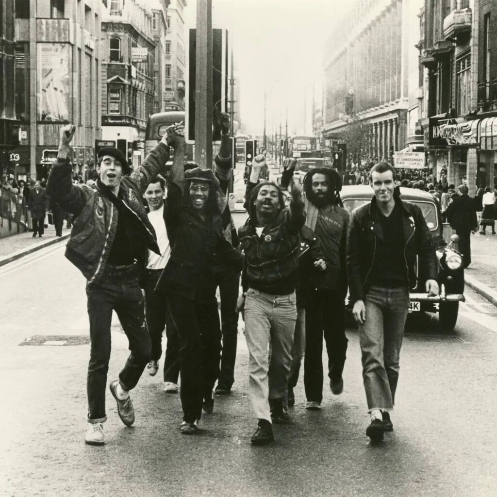 The punky reggay: The Cimarons and Sham 69. Oxford Street, 1979.

👕 teezily.com/stores/therude…