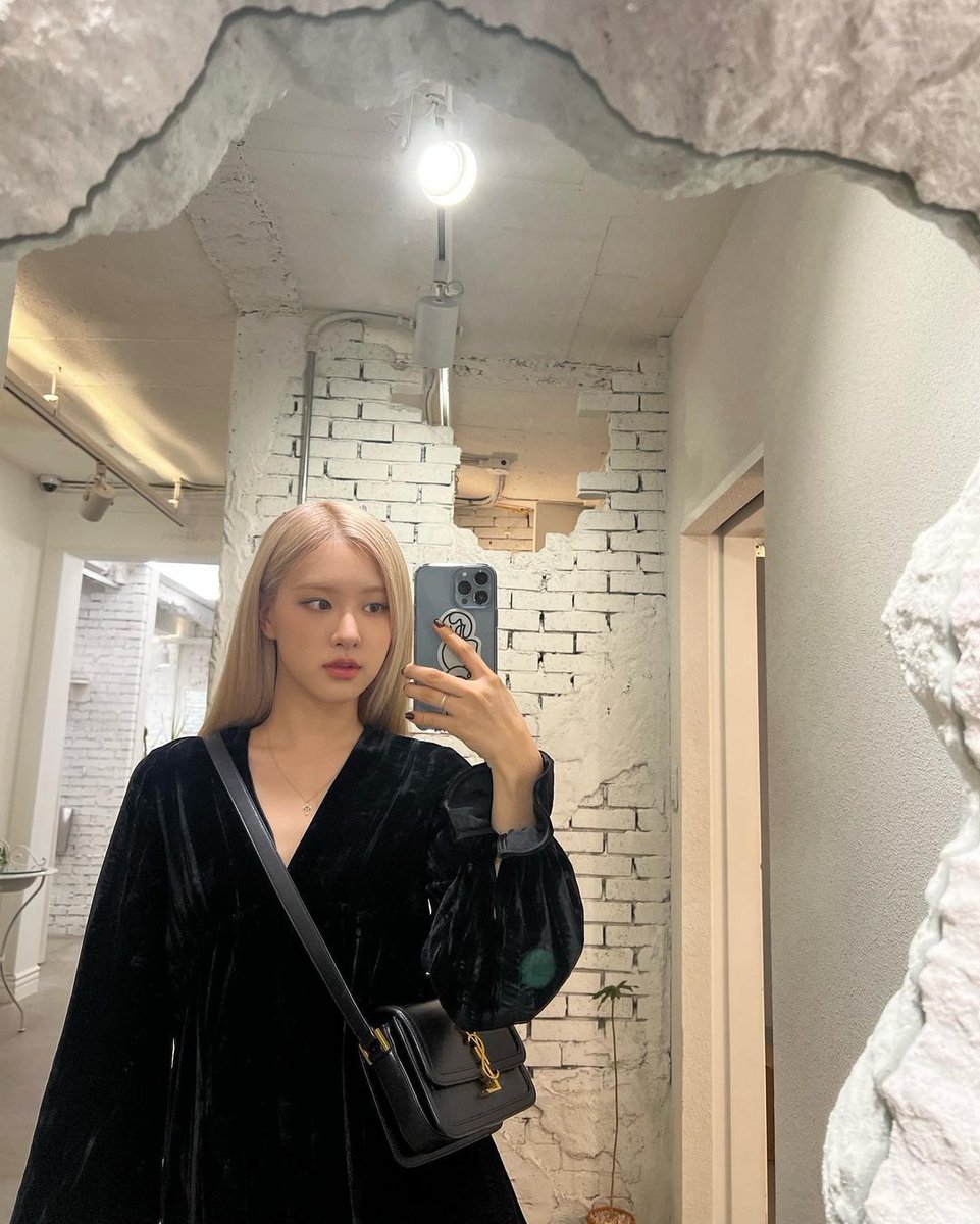 bunwonyong1's tweet photo. ( ⌗ 𝖼𝗁𝖺𝖾 ) 𝗉. 🦋 ↷
야옹 ' @𝗿𝗼𝘀𝗲𝘆_𝗮𝗿𝗲_𝗿𝗼𝘀𝗲𝘀 -  

📸 ː ❛ фотографии 𝙗𝙮 𝗺𝗶𝘀𝘀 𝗽𝗮𝗿𝗸 ( 𝗺𝗲 ) ❜
       
       мисс пак сегодня выглядит
       прекрасно, поэтому она идёт
       на свиданку с собой ! </3 
       всем чмоки 🤲🏻★ ; — #rosé !
ㅤㅤ https://t.co/9KCUMJVQQd