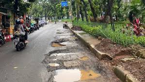 Di LAMPUNG jalan rusak di perbaiki supaya bagus dan nyaman di lewati, di JAKARTA malah sebaliknya jalan bagus di rusak bikin tidak nyaman di lewati, inikah yg di namakan PERUBAHAN ?

Berubah dari yang bagus menjadi rusak.

#selamatkanindonesia