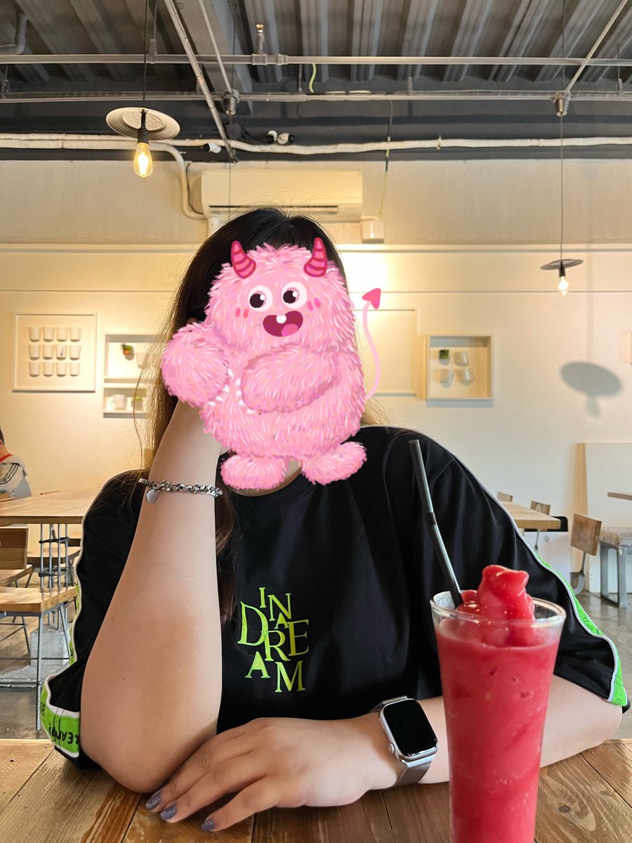 JungChipp's tweet photo. Got to wear this cute NCT Dream Shirt by @its1111project ✨😍🫢 Cute niya swear!!!! Wasnt able to attend the show so ill just gonna flaunt it around lol 😅 Message them for orders! 😘

#NCTDREAM_THEDREAMSHOW2 https://t.co/7eCkPwizT7