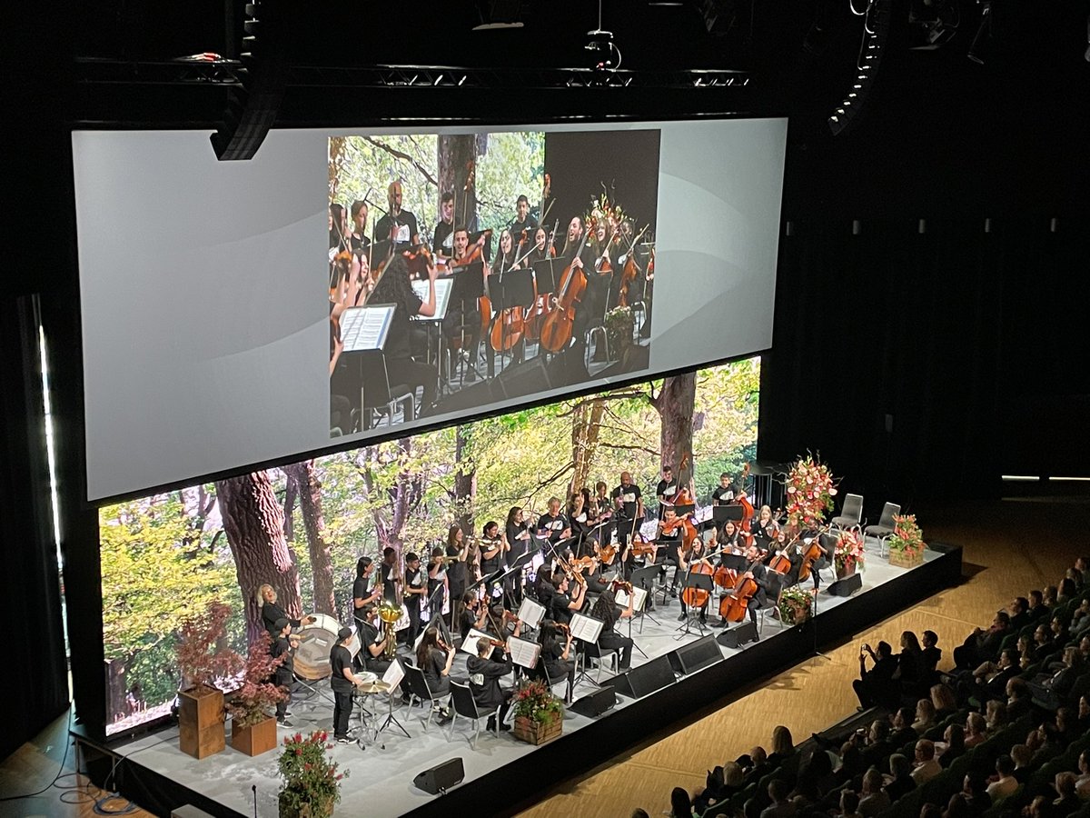 SKR_se's tweet photo. Nu inleds Skolriksdag 2023. Över 2000 personer inom skolans värld har samlats för att utbyta erfarenheter, lära av varandra och inspireras. Konferensen inleddes av elevorkestern El Sistema från Södertälje. #skolriksdag https://t.co/iVNCgsce5o