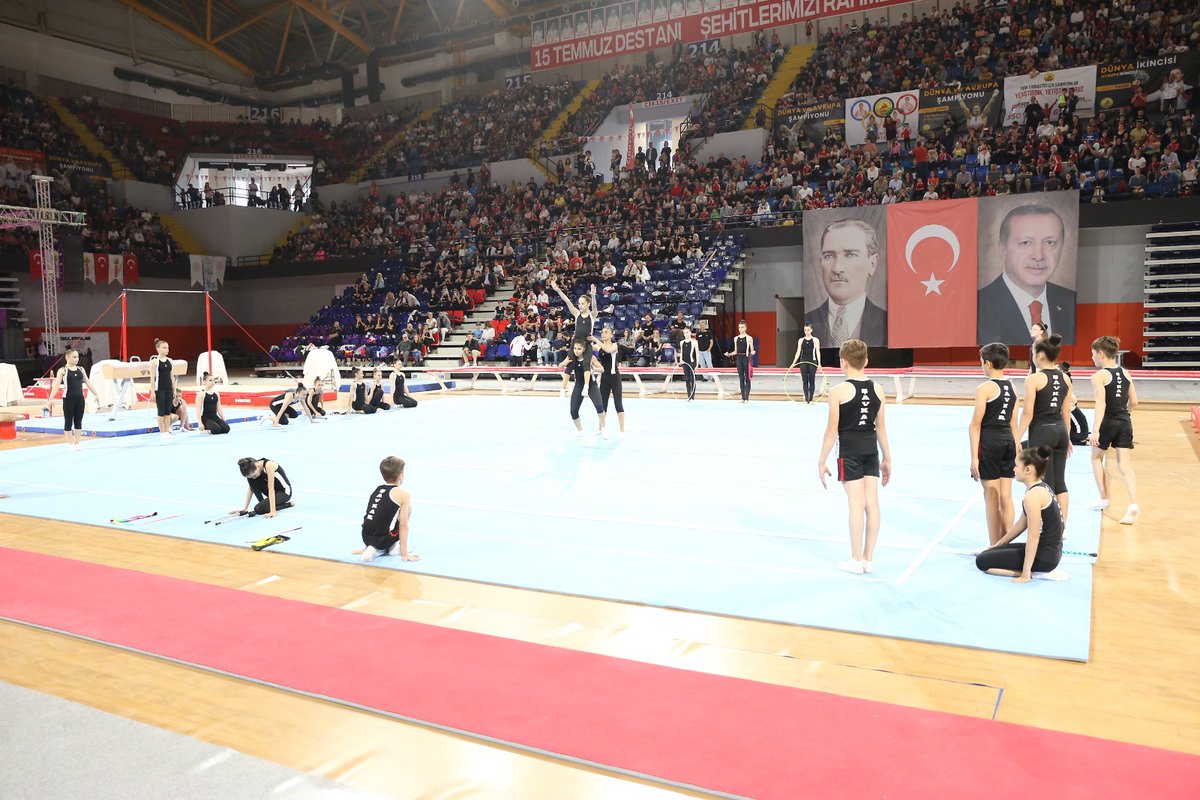 Şavkar Cimnastik Kulübü'nün 32. Yıl Galası görülmeye değerdi.
Kuruluşundan bu yana verdiği emekleri bildiğim Kulüp Başkanı sevgili dostum İsmail Göktekin başta olmak üzere tüm  <a href="/SavkarSpor/">Şavkar Cimnastik Spor Kulübü</a> ailesini kutlar, nice şampiyonlar yetiştirdikleri için teşekkür ederim.