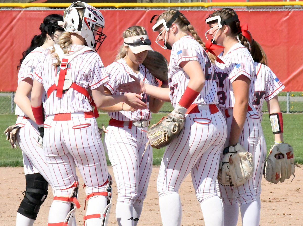 OutOfLField's tweet photo. SOFTBALL: Ten Oakland County teams to watch down the stretch of the 2023 season >> https://t.co/JBtECXhqn4 https://t.co/IeJAu9uapM