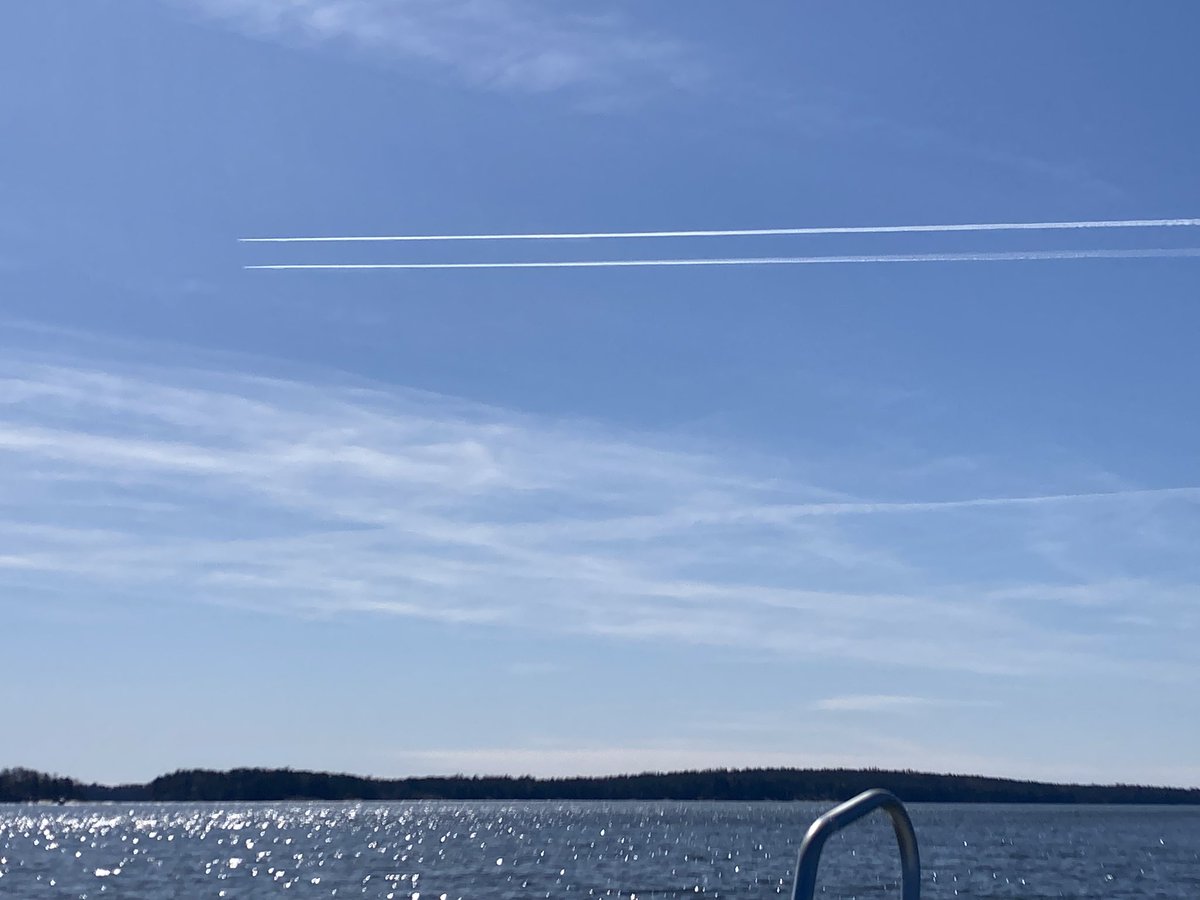 Harvemmin näin vilkasta. Ensin pari, ilmeisesti matkustajakonetta, ”lensi kilpaa”. Sitten kolmaskin tuli kuvioihin.