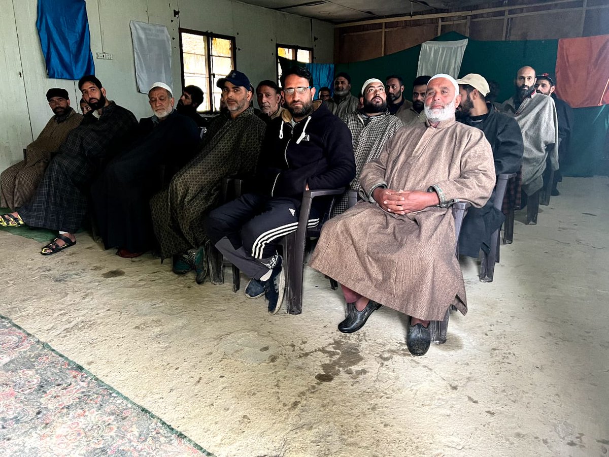 sarali118706999's tweet photo. Awareness lecture on the occassion of World Red Cross Day by Dr. Mhd Ashraf at Tekipora , Lolab Valley, Distt Kupwara.
#Kashmir
#IAmKashmir
#GreenForKashmir
#PatriotsOfKashmir
#RepublicansOfIndia
#NayaKashmir
#KashmirLivesMatter
#SavioursOfKashmir
#SentinelsofLolab https://t.co/K8xPG9LySd