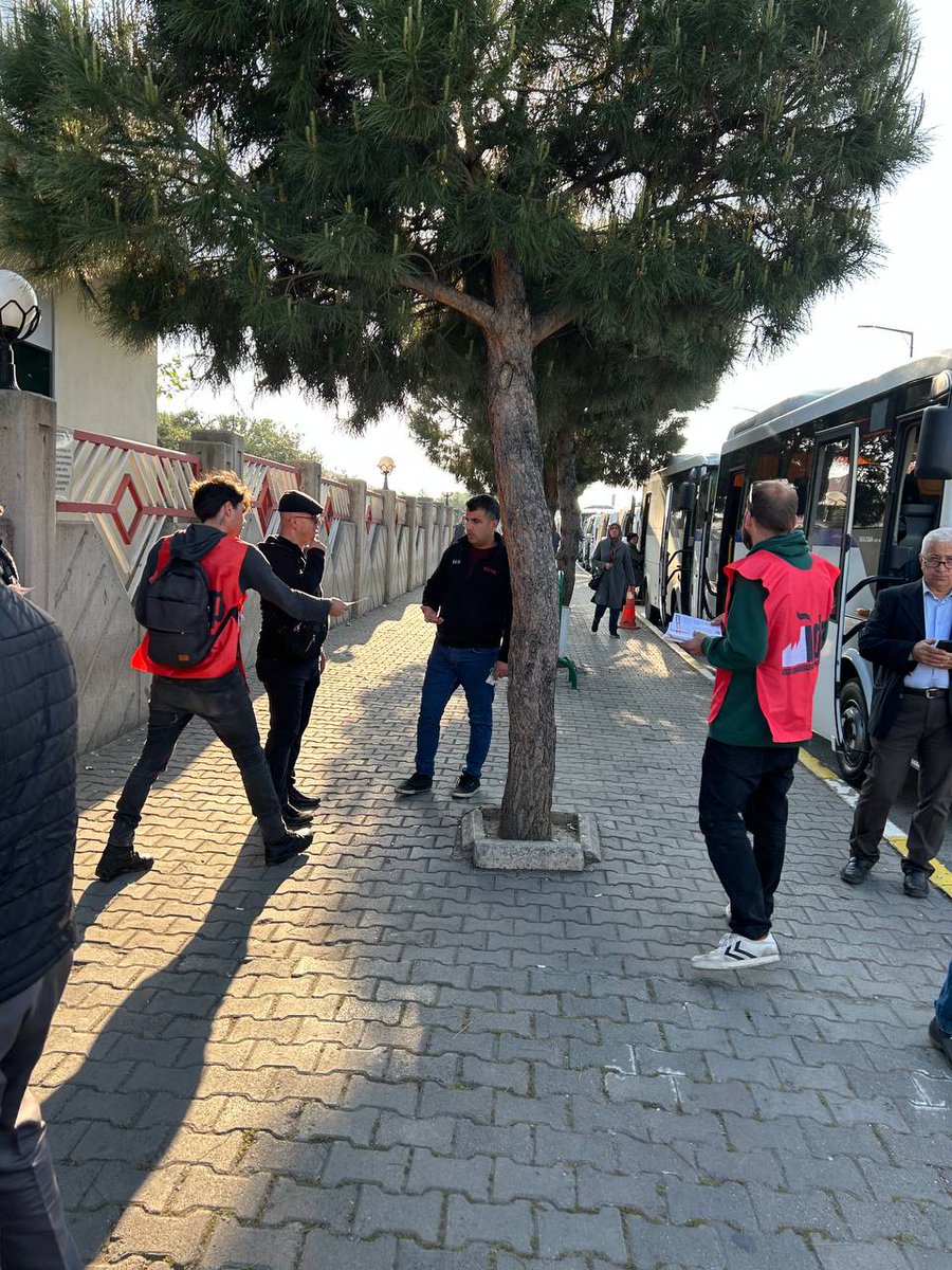 idpgenelmerkezi's tweet photo. 📍 Manisa, Vestel Fabrikası

📢 #EmekçilerYönetmeli dediğimiz bildirilerimizi, İzmir 2. bölge milletvekili adayımız olan Yemeksepeti depo işçisi Deniz Kondil (@DenizKondil) ile birlikte Vestel işçilerine ulaştırdık. https://t.co/Ng9H5pzbW1