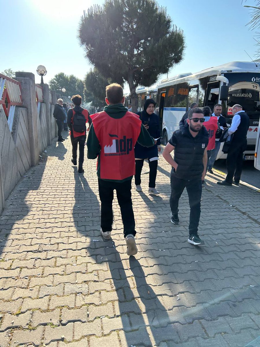 idpgenelmerkezi's tweet photo. 📍 Manisa, Vestel Fabrikası

📢 #EmekçilerYönetmeli dediğimiz bildirilerimizi, İzmir 2. bölge milletvekili adayımız olan Yemeksepeti depo işçisi Deniz Kondil (@DenizKondil) ile birlikte Vestel işçilerine ulaştırdık. https://t.co/Ng9H5pzbW1