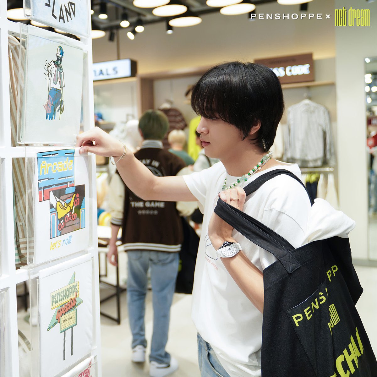 tinapatan ko to kanina sa penshoppe. grabe ang tangkad ni haechan 🤧