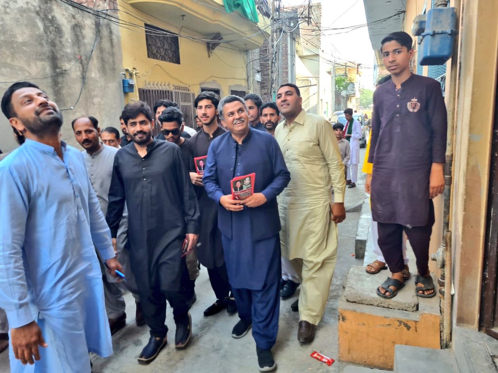 yasir_gillani's tweet photo. اپنے حلقہ جمیل پارک شاہدرہ میں ابرارالحق کے ھمراہ ڈور ٹو ڈور مہم۔
اپنے لوگوں نے جو پیار اور محبت دی اس کا مشکور ہوں۔
#PTI #PP144 https://t.co/NmsVJMEvEn