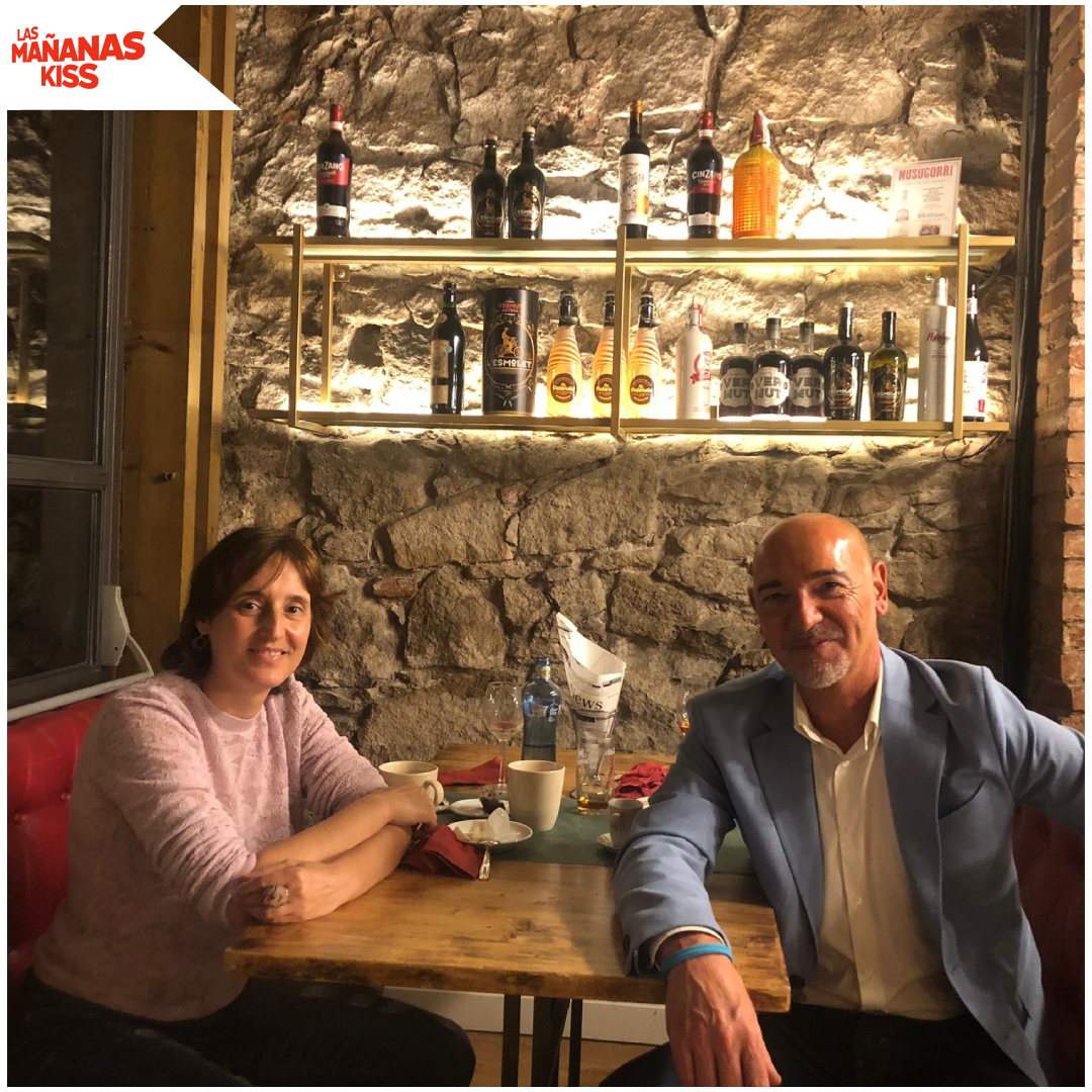 lasmananaskiss's tweet photo. Elena y Juan, de BCN. Se conocieron en #LMK y se fueron a cenar.
Y esta es la prueba del delito que nos enviaron... Juan se lleva hasta una goma para el pelo en la muñeca, por si no duerme en casa. ¿Qué creéis que pasó entre ellos? Mañana resolvemos #DrAmor #CitasACiegas https://t.co/YrFMJRwRHR