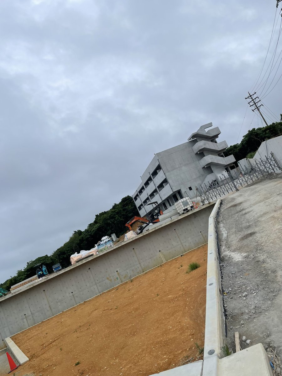 wimp_kuuga's tweet photo. DAO.C.C沖縄支店事務所兼社員寮、完成間近。 https://t.co/QV5guJTIYt