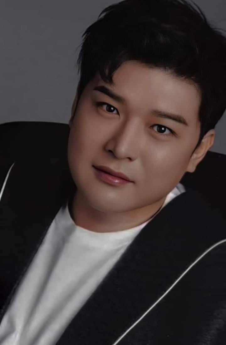 Mel_5711's tweet photo. Me encanta como eres, no cambies por nadie. Eres una persona increíble y amable. Sigue demostrando el gran bailarín que eres y también un gran cantante porque en serio amo su voz. 💙💙💙
#Shindongday https://t.co/Y2gruXANcW