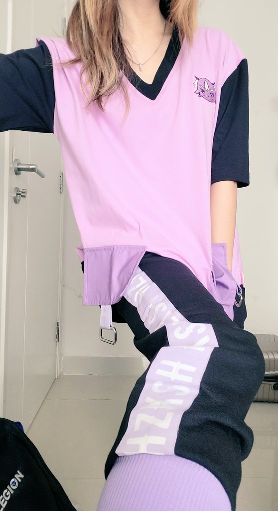 asasaki_vtuber's tweet photo. Up first! HZKSH @hzkshofficial. They are a local brand that produces harajuku inspired fashion, and they have 2 adorable mascots: Hazu and Kashii. They don't use cheap materials and the clothes are functional!! Look at them pockets!!!! #comifuroloot https://t.co/sEygbLonGr