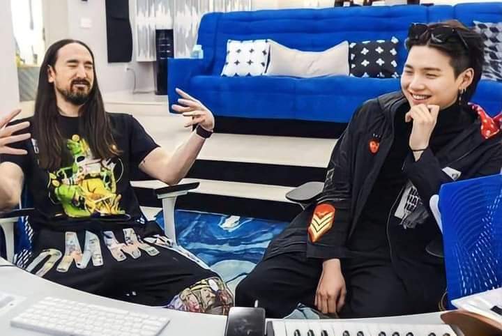 Yoongi con Steve Aoki 💜💜
Que lindo le queda ese look 😎
<a href="/BTS_twt/">방탄소년단</a> #SUGA #agustd