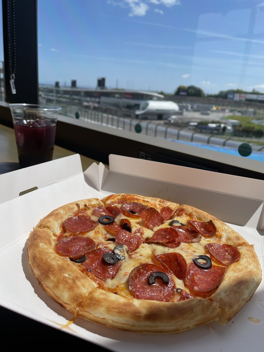 monaca_f1_222's tweet photo. 最終コーナー側にあるGRAN VIEWの
ピザ🍕がめっちゃお気に入りです😋
ペパロニトマト美味しかった(,,•﹏•,,)
#鈴鹿サーキット
#GRANVIEW
#SUPERGT
#SGT https://t.co/VemS4iuVae