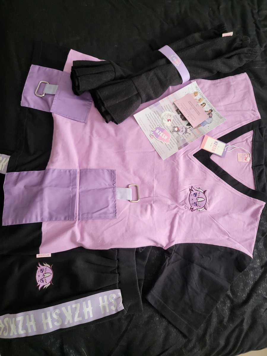 asasaki_vtuber's tweet photo. Up first! HZKSH @hzkshofficial. They are a local brand that produces harajuku inspired fashion, and they have 2 adorable mascots: Hazu and Kashii. They don't use cheap materials and the clothes are functional!! Look at them pockets!!!! #comifuroloot https://t.co/sEygbLonGr