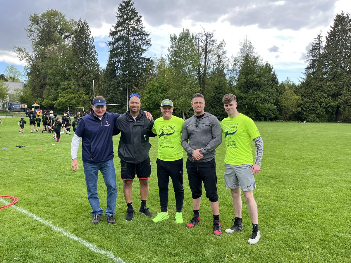jayprepchuk's tweet photo. Fantastic Quarterback/Receiver camp today! Thank you for attending. Thank you Coach Ray Zaremba from @UofTBluesFB for talking to the student/athletes. Who is ready for a camp? #jayprepchukqbcamp 🙏🏈👍🙌 https://t.co/X38BJuTHpm