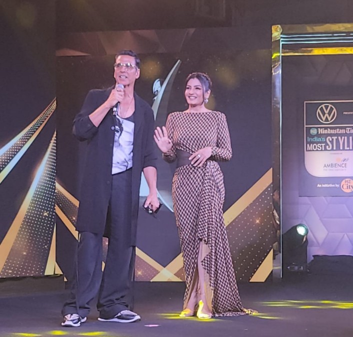 CircleBollywood's tweet image. #AkshayKumar and  #RaveenaTandon  catch up at HT India’s Most Stylish Awards 2023 .

#HTMS2023 #HTMostStylish #fashion