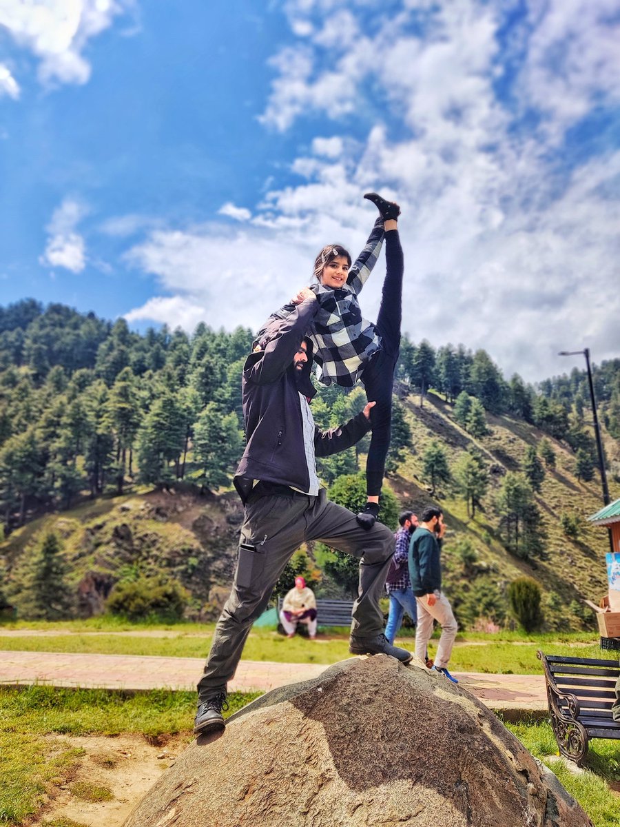 Teamleeniv's tweet photo. @Teamleeniv • Stand tall; Stand out; Stand up for what you believe in.
#acro #yogapose #yogagirl #martilarts #goldenangel #TrendingNow https://t.co/BnDFwJAFDX