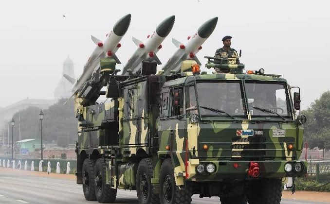 एक अच्छी खबर 🎊

सब प्लान के हिसाब से रहा तो मोदी सरकार जल्द ही रक्षा क्षेत्र की कंपनी BEML में अपनी 26% हिस्सेदारी बेच देगी.

देश हित में यह जरूरी कदम उठाया जा रहा है. इस बिकवाली से देश के खजाने में 1,500 करोड़ रुपए आने की उम्मीद है.

देश के लिए ऐसे कदम लगातार उठाए जाएंगे.