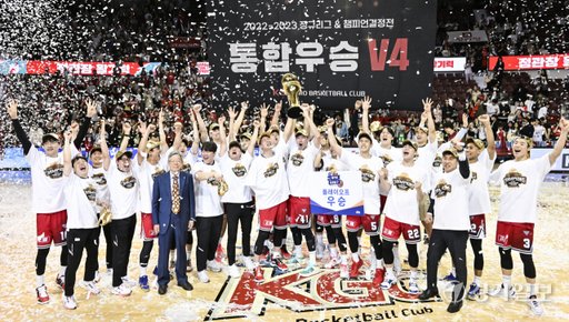 ekgib's tweet image. <경기포토> 프로농구 KGC, 통합우승 세리머니
#안양 #프로농구 #챔피언 #KGC인삼공사 #양희종 #통합우승 #챔피언결정전 #포토뉴스 #경기일보
