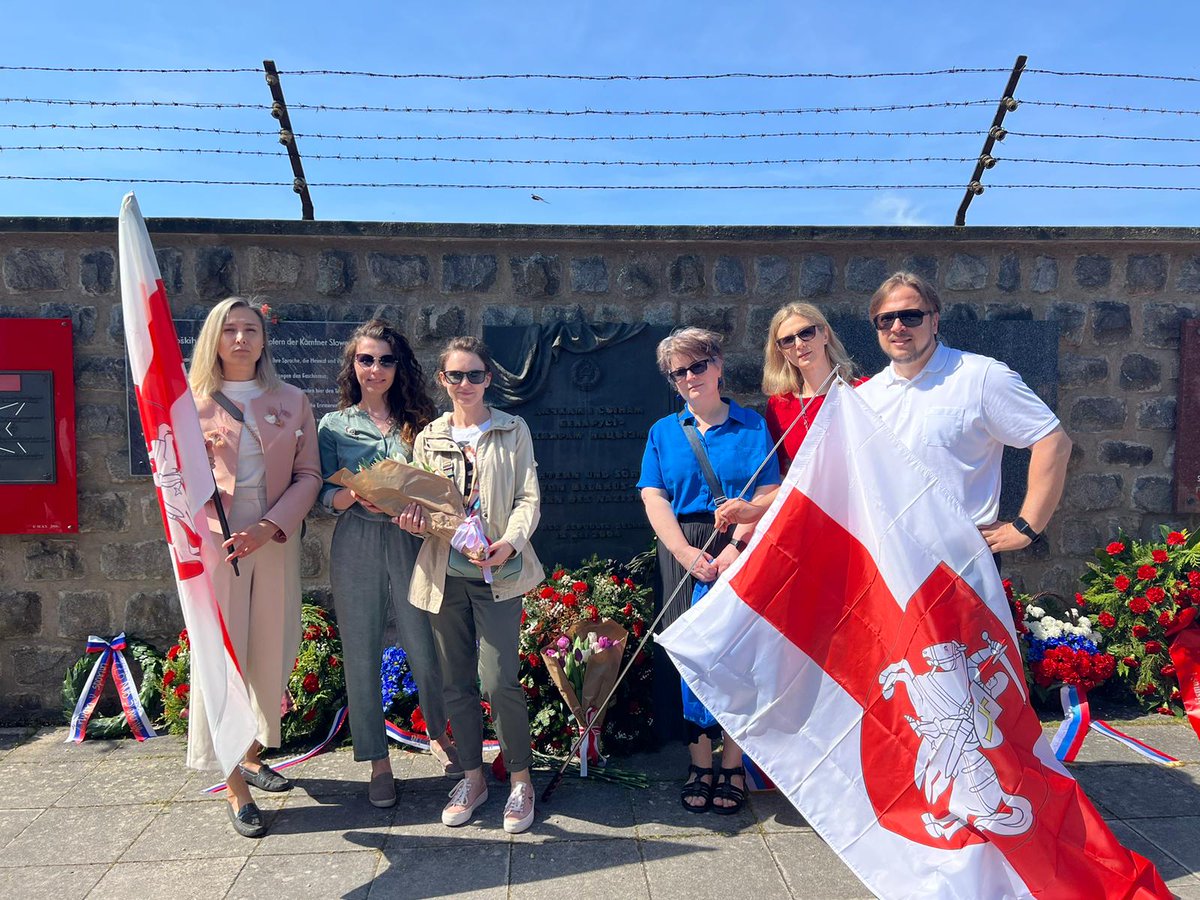 BelDiasporaAT's tweet photo. #KZMauthausen
Vertreter des Belarussischen Volkes in Österreich legten vor dem Sarkophag am ehemaligen Appellplatz des KZMauthausen Blumen nieder anlässlich des 78.Jahrestag der Befreiung des Konzentrationslagers #Mauthausen. https://t.co/kpaHttITHi