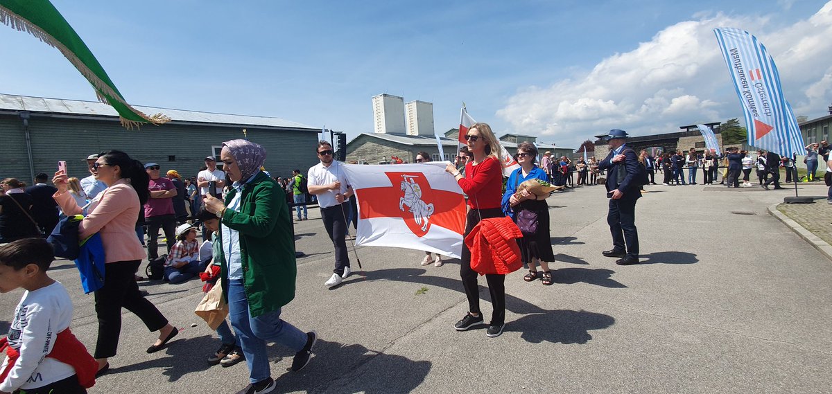 BelDiasporaAT's tweet photo. #KZMauthausen
Vertreter des Belarussischen Volkes in Österreich legten vor dem Sarkophag am ehemaligen Appellplatz des KZMauthausen Blumen nieder anlässlich des 78.Jahrestag der Befreiung des Konzentrationslagers #Mauthausen. https://t.co/kpaHttITHi