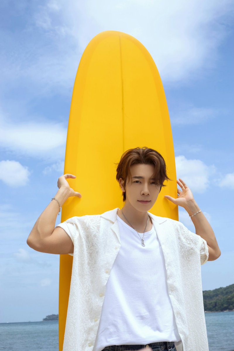 withfansyizhiyu's tweet photo. 【#一直娱 独家合作】 #SUPERJUNIOR #李东海 阳光、海风、沙滩，在普吉岛提前感受夏天的美好。享受假日的东海又拿起自己的相机，记录下这里的浪漫！东海全新个人画报集《DongHae’s Vacation》，即将在一直娱惊喜上线，期待和E.L.F. 们的相见！ ​​​

#슈퍼주니어 #SUPERJUNIOR 
#동해 #DONGHAE https://t.co/OkWGBSLMPZ