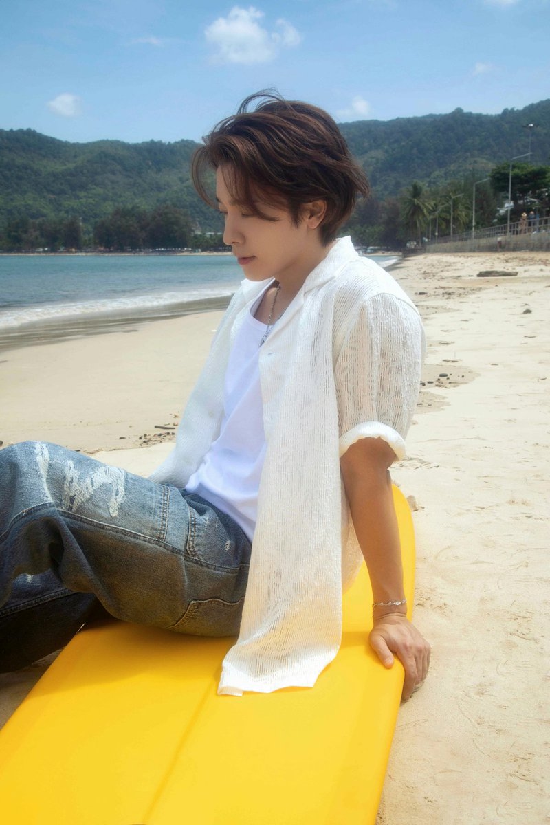 withfansyizhiyu's tweet photo. 【#一直娱 独家合作】 #SUPERJUNIOR #李东海 阳光、海风、沙滩，在普吉岛提前感受夏天的美好。享受假日的东海又拿起自己的相机，记录下这里的浪漫！东海全新个人画报集《DongHae’s Vacation》，即将在一直娱惊喜上线，期待和E.L.F. 们的相见！ ​​​

#슈퍼주니어 #SUPERJUNIOR 
#동해 #DONGHAE https://t.co/OkWGBSLMPZ