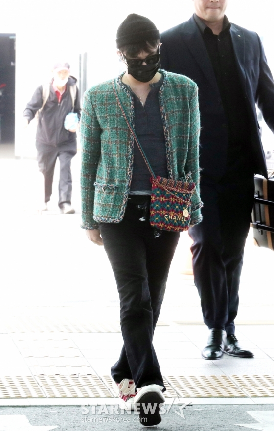 G-Dragon is the manual on X: Chanel sunglasses, chanel sling bag, chanel  tweed jacket 😍 #GDRAGONtoCHANEL #GDRAGON @IBGDRGN @CHANEL   / X