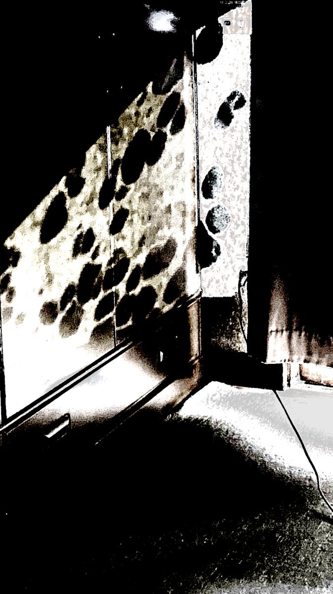 VirtualWorkClub's tweet photo. 【告知】
作業部で観測した
幽霊画の記録を
公開いたします。

記録１：5月9日 18:00
記録２：5月10日 18:00
記録３：5月11日 18:00
記録４：5月12日 18:00 https://t.co/giF36UAC0y
