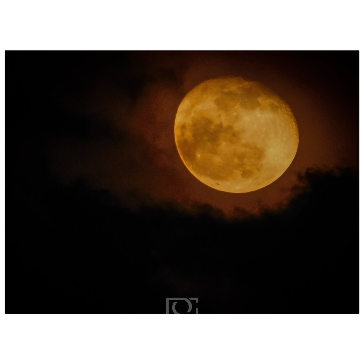 DCAMACHO105's tweet photo. El espectáculo #lunar que nos regaló la noche del domingo 7 de #mayo, así se observo desde la capital mexiquense. #moon #satelitelunar
.
.
.
🗞️📰📸@dcamacjo105 https://t.co/loqsV6SHEw
