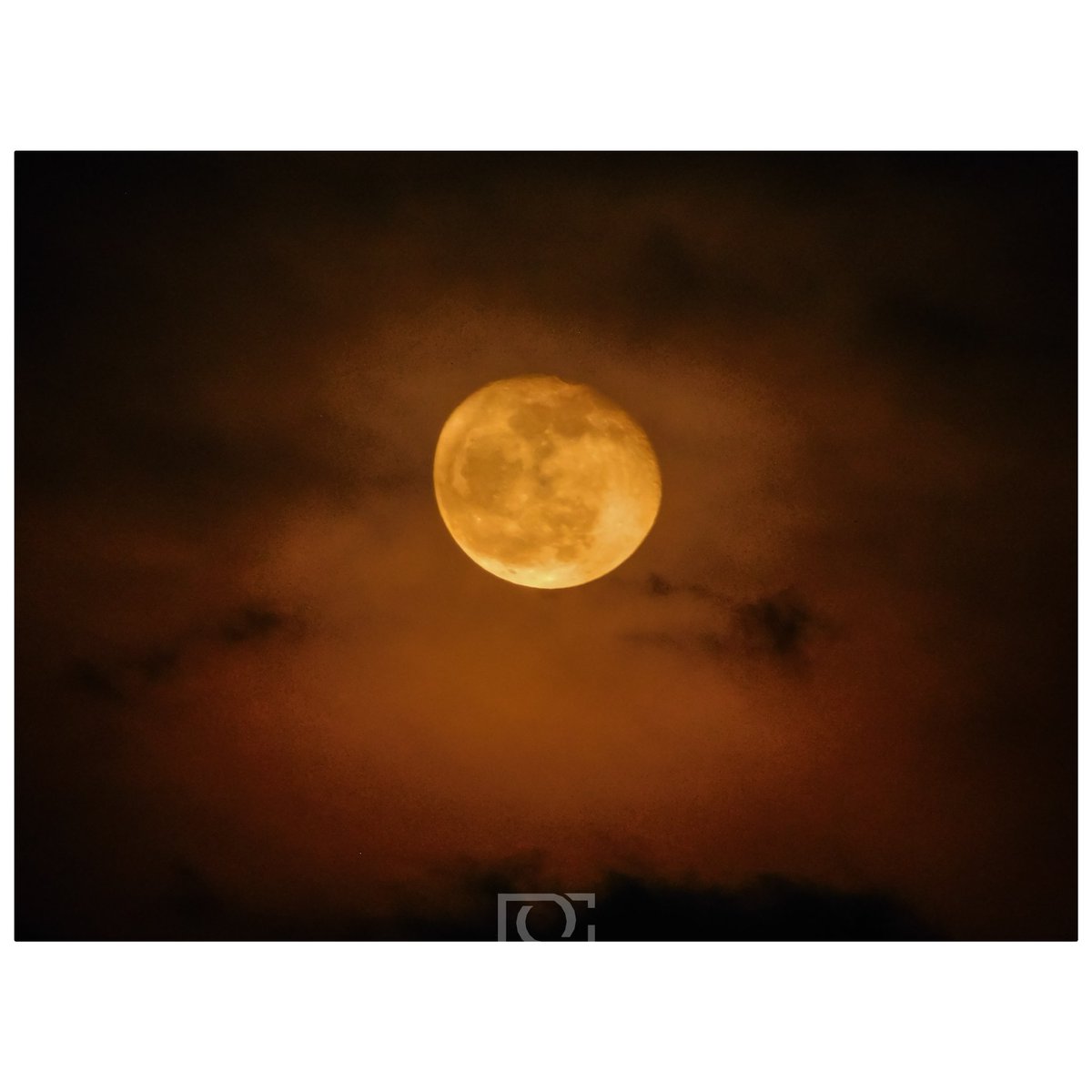 DCAMACHO105's tweet photo. El espectáculo #lunar que nos regaló la noche del domingo 7 de #mayo, así se observo desde la capital mexiquense. #moon #satelitelunar
.
.
.
🗞️📰📸@dcamacjo105 https://t.co/loqsV6SHEw
