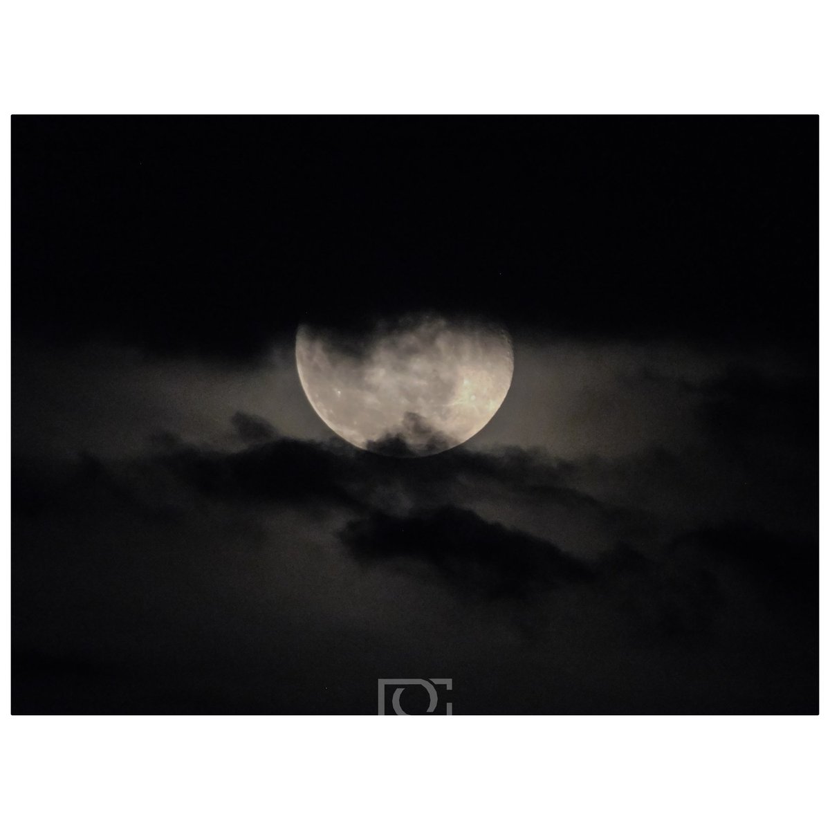 DCAMACHO105's tweet photo. El espectáculo #lunar que nos regaló la noche del domingo 7 de #mayo, así se observo desde la capital mexiquense. #moon #satelitelunar
.
.
.
🗞️📰📸@dcamacjo105 https://t.co/loqsV6SHEw