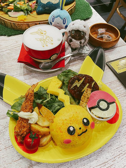 楓さんとポケモンカフェ来てます!!パモサンコースターだー!! ここに来るためにご協力くださった方、本当にありがとうございます!!!