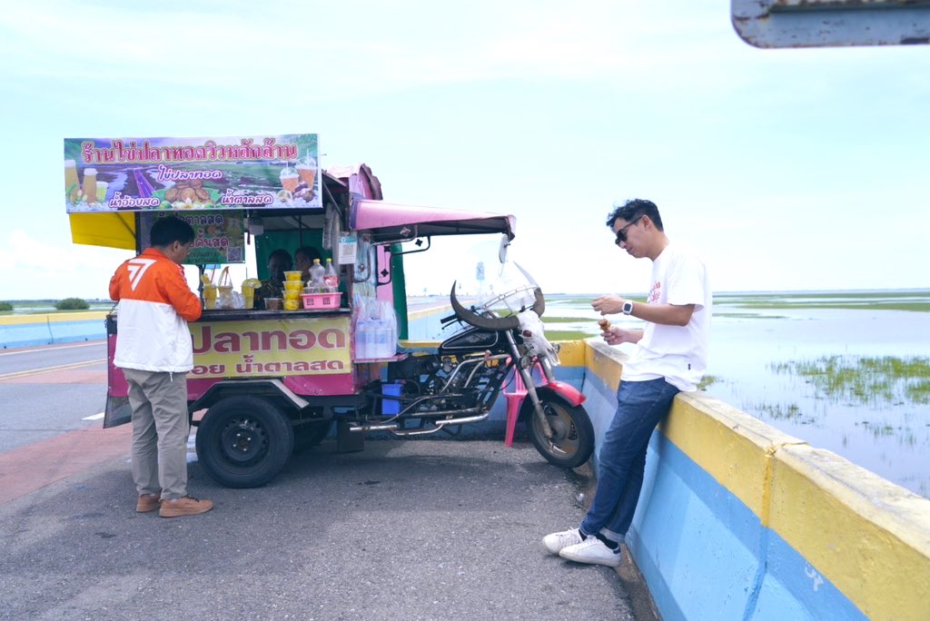 ระหว่างทาง แวะ #ทะเลน้อย เป็น wetland 1 ใน 5 ที่ FAO ของสหประชาชาติแนะนำ ใครยังไม่เคยมา แวะมากินไข่ปลา น้ำตาลสด ดู water buffalo ได้นะครับ

เมือง #พัทลุง ตัองมาลอง!