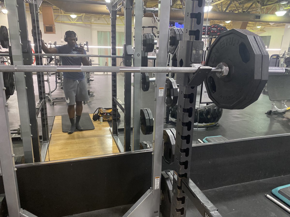 TrellYeah's tweet photo. Told them meet me at the bar for some Sunday Funday action, but I’m the only one here #gymprobs https://t.co/n8VjT5x6DK