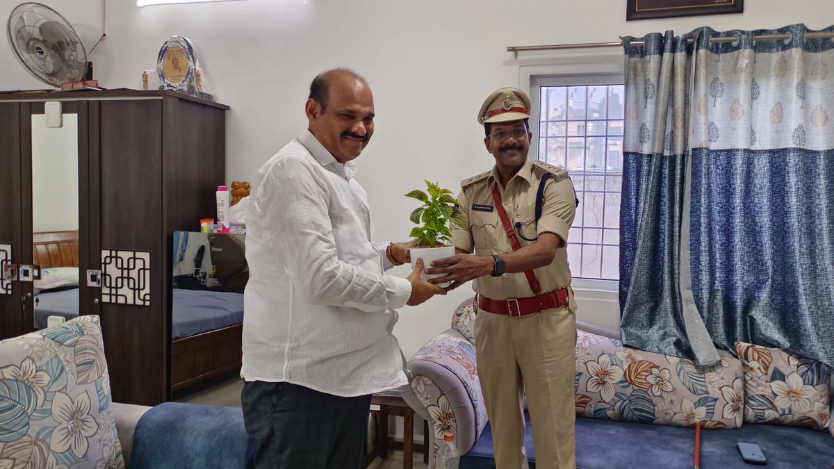 KPSMLA's tweet photo. కృష్ణాజిల్లా గన్నవరం డివిజన్ నూతన డిఎస్పిగా బాధ్యతలు స్వీకరించిన శ్రీ జై సూర్య గారు నేడు మర్యాద పూర్వకంగా కలవడం జరిగింది.
#krishnadistrict https://t.co/plemG1quPr